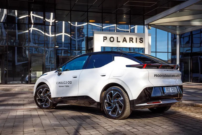 Välisdisainilt liigitub uus Lync & Co 02 moekate kupeelaadsete linnamaasturite sekka. Info-Auto.