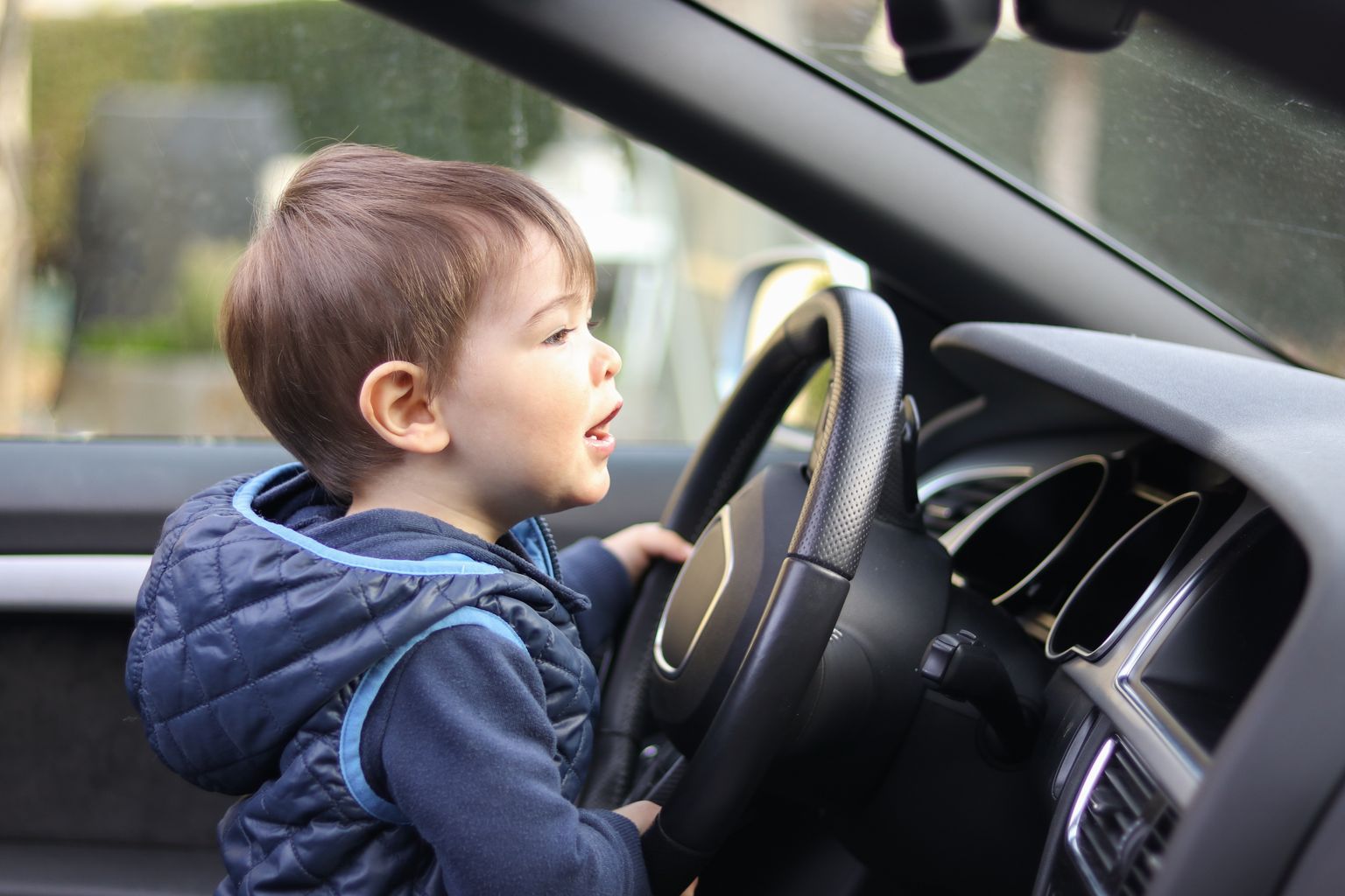 Включи дети и водители. Ребенок за рулем. Маленький ребёнок за рулём автомобиля. Водитель для детей. Малыш водитель.