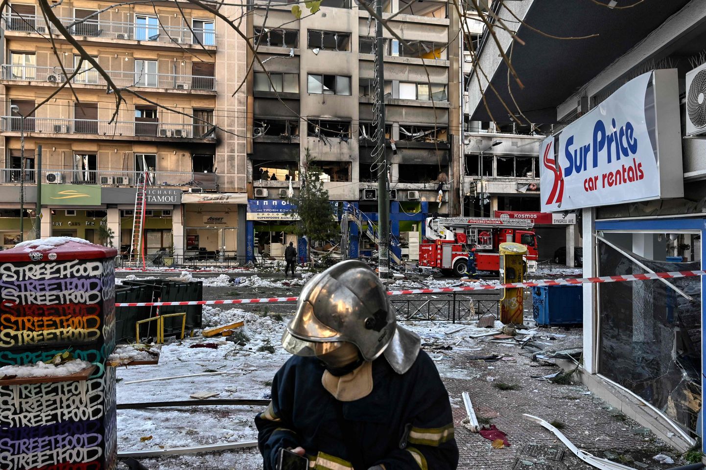 Tuletõrje kontrollimas Ateena kesklinnas kahjustada saanud hooneid.