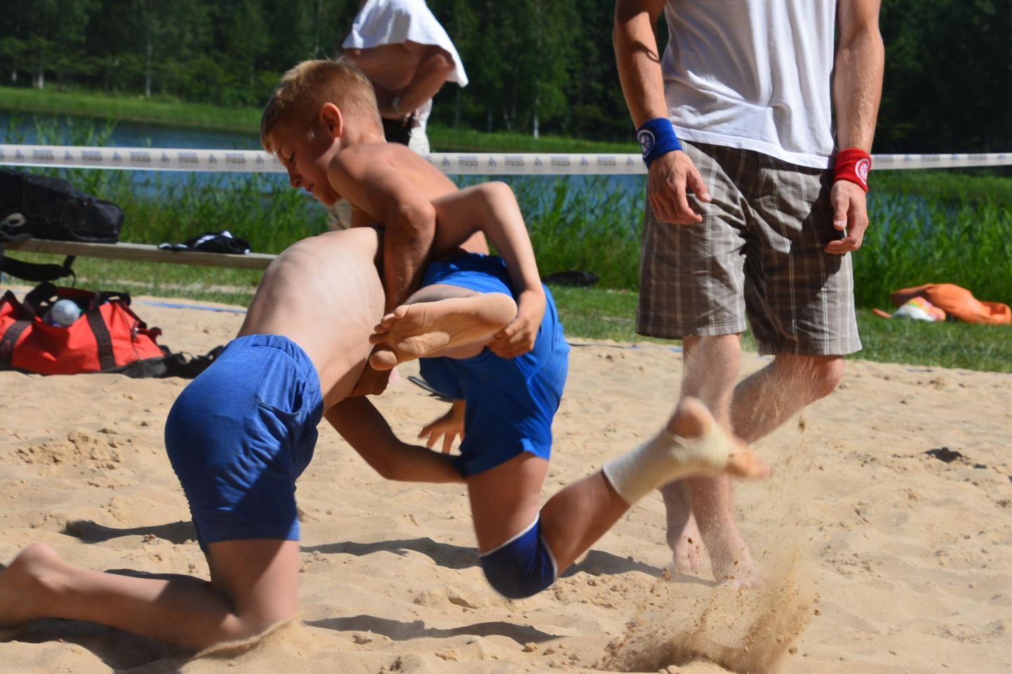 Sander Loit (peal) vahetas möödunud aastal Eesti rannamaadluse karikavõistlustel saadud hõbedase autasu kuldse vastu. Foto on tehtud aasta tagasi Türi rannas peetud võistlustel.