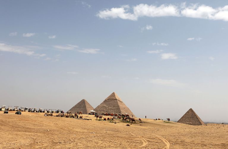 Turistid, kaamelid ja püramiidid Gizas