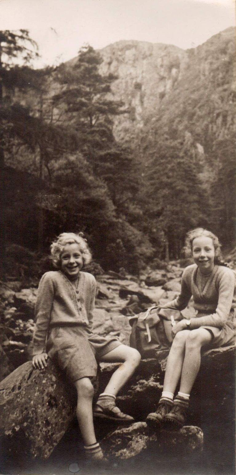 Pere leidis oma garaažist 1936. aasta Aston Martini. Pildil Ann Kenyon (hiljem Marks) ja ta õde Joan Kenyon (paremal)
