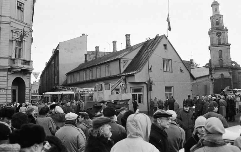 1991. gada barikāžu dalībnieki pie Liepājas Pasta, laikrakstu “Kurzemes Vārds” un “Kursas Laiks” ēkām 1991. gada janvārī. 