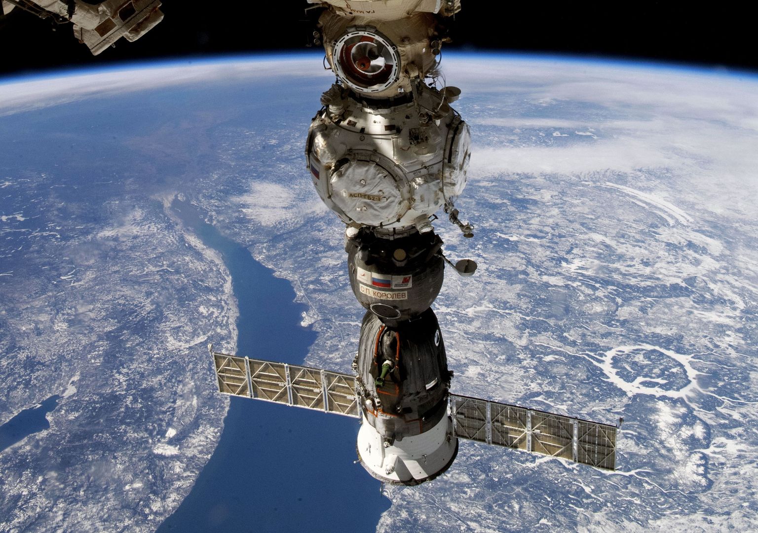 Kosmosekapsel Soyuz Rahvusvahelise kosmosejaama juures.