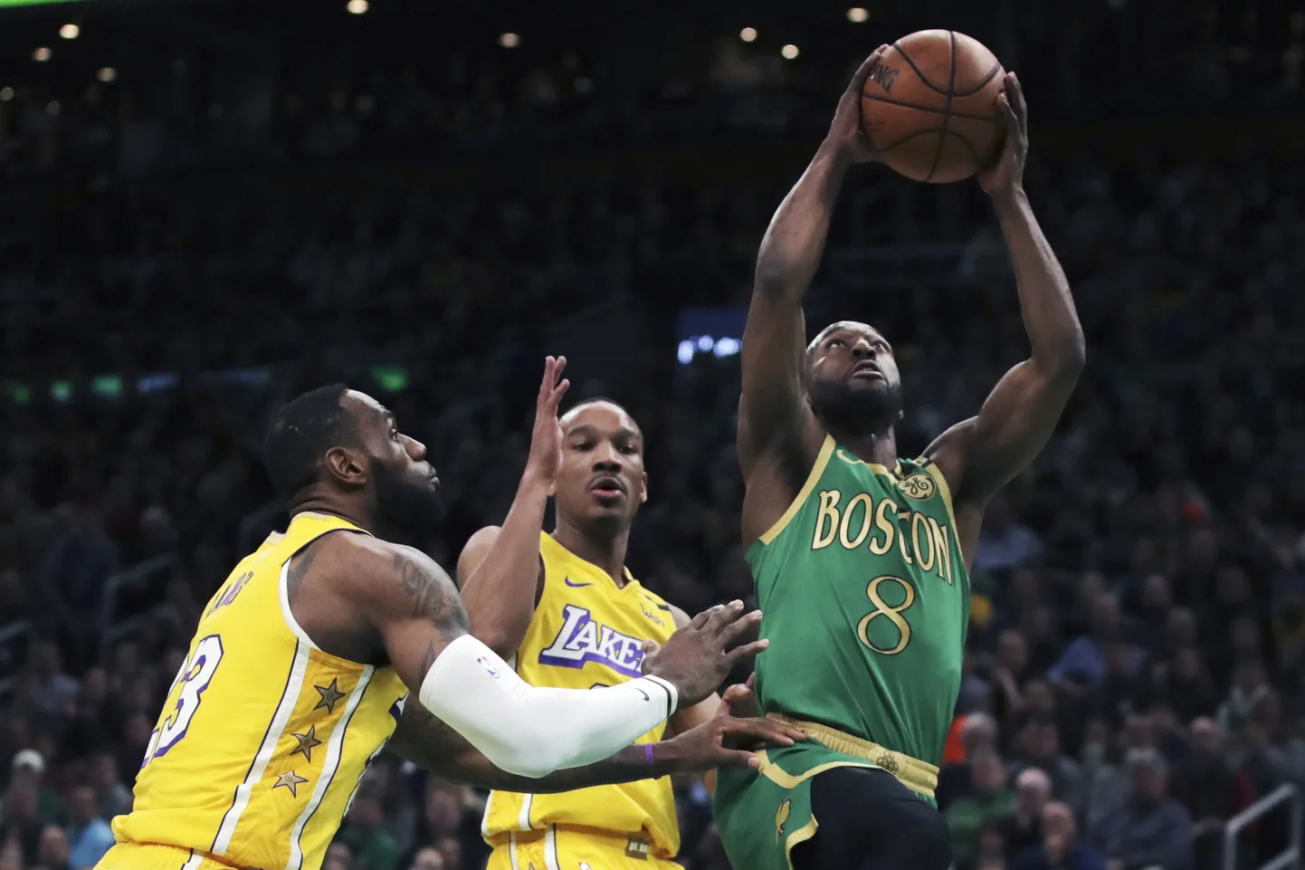 Avery Bradley (keskel) jääb kõrvalvaatajaks, kui NBA hooaeg uuesti hoo sisse saab.