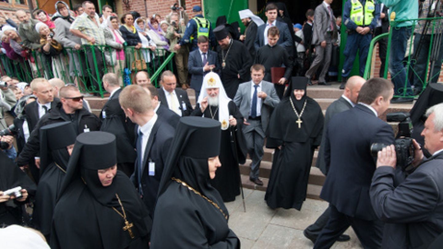 Pühtitsa kloostri Jumalaema Uinumise (Uspenski) peakirikust välja astudes õnnistas Patriarh Kirill kõiki väljas seisnud inimesi.