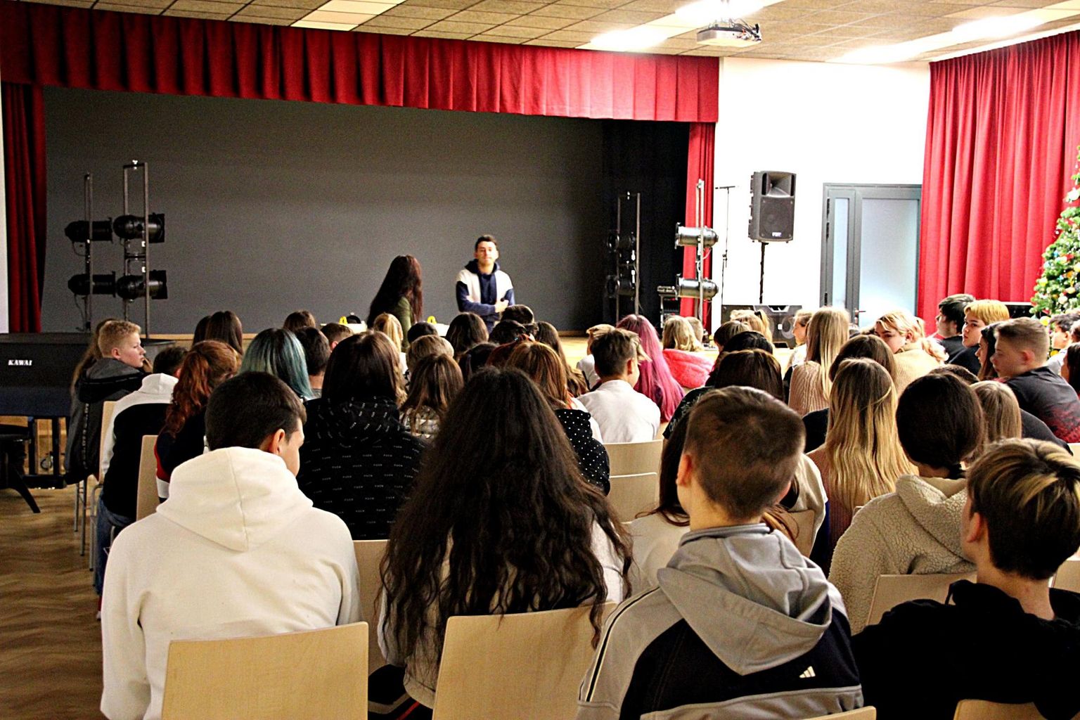 Pärnu Tammsaare koolis antud etenduse tegi eriliseks see, et sellele järgnes pooletunnine arutelu, kus publik sai esitada näitlejale küsimusi ja avaldada nähtu kohta mõtteid.