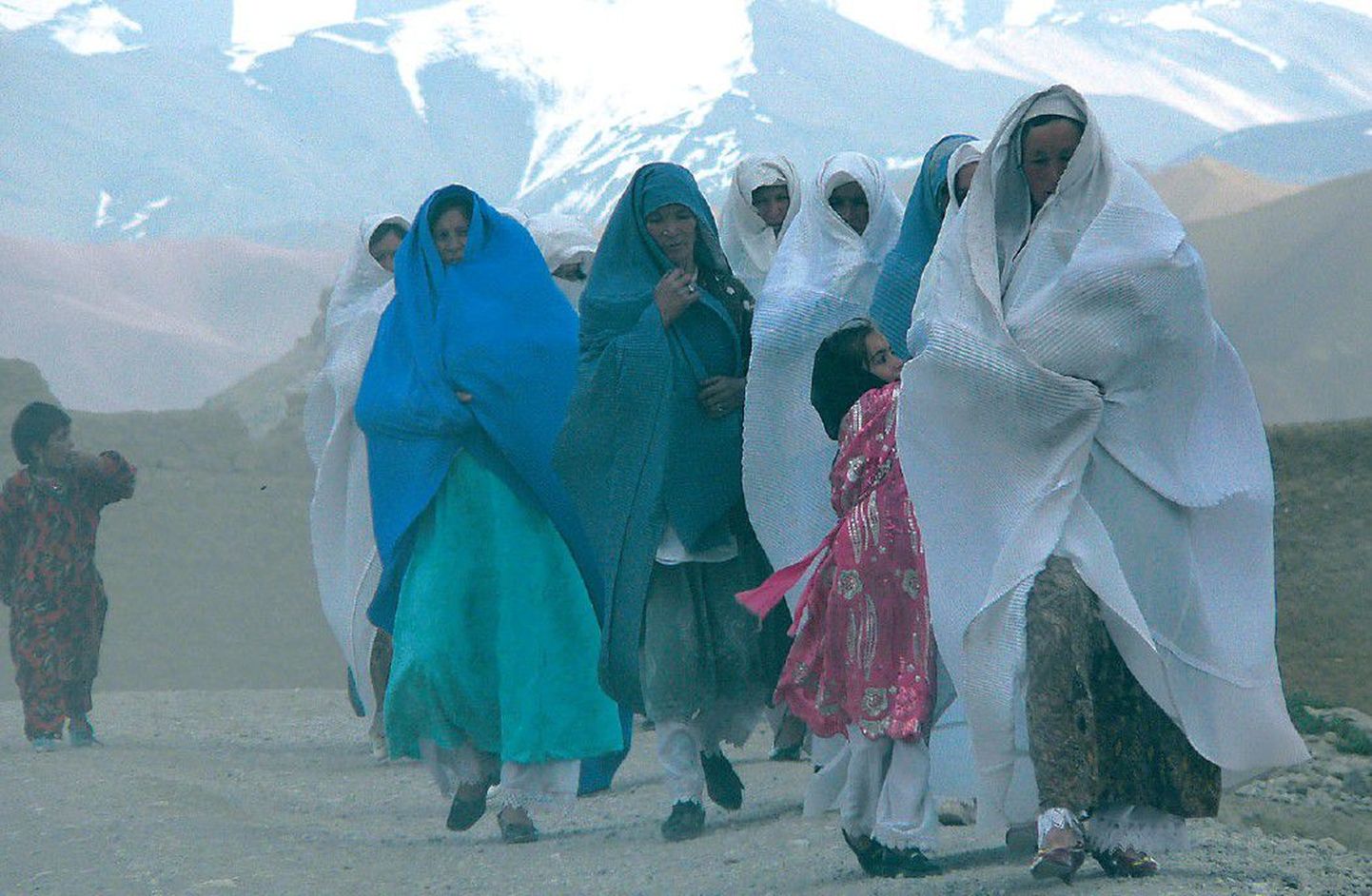 Tolmusel teel kõndivad hesaaritarid eelistavad võtta burka ümber. Enamasti katavad naised Afganistanis end üleni, osas piirkondades, nagu Nuristan või Hazarajat, on naiste riietumiskood vabam.