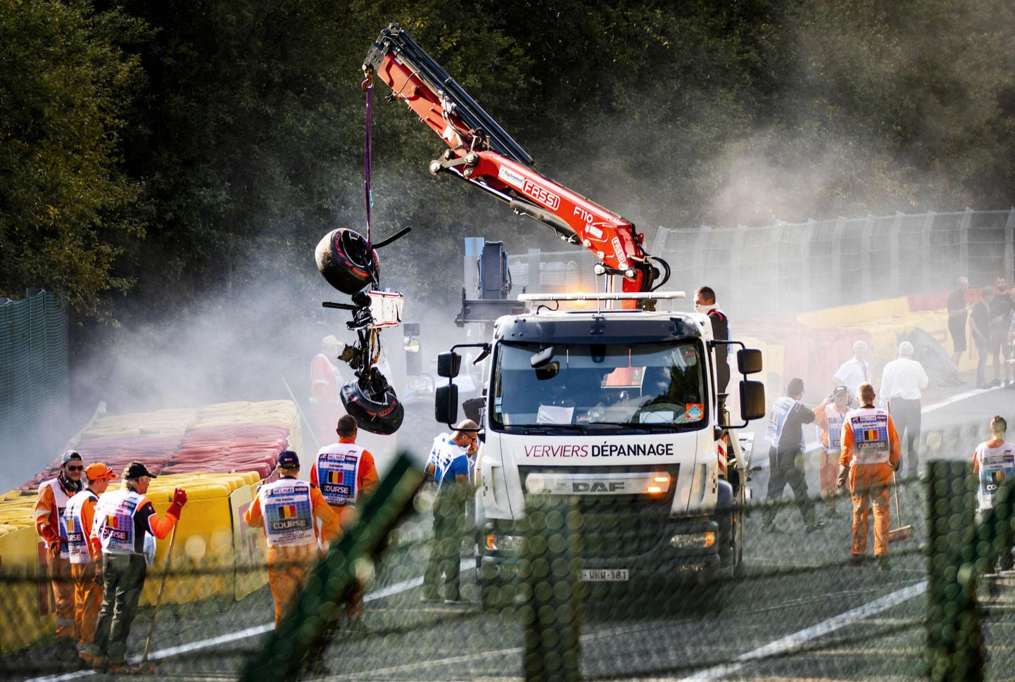 Kraana tõstmas Sauberi piloodi Juan Manuel Correa  juhitud autorususid pärast mullu augustis Belgia GP etapil juhtunud traagilist õnnetust.
