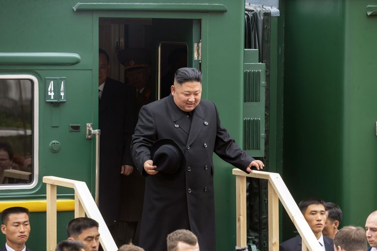 Põhja-Korea liider Kim Jong-un väljumas 24. aprillil 2019 Venemaal Primorski krais Khasanis rongist. Kim kohtus hiljem Vladivostokis Venemaa presidendi Vladimir Putiniga