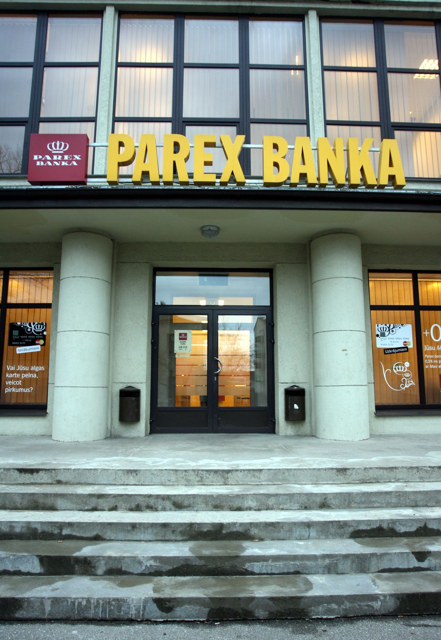 Eesti finantsinspektsioon sai õiguse võtta üle panga juhtimine kui sellega peaks minema samamoodi nagu Läti Parex pangaga. Pildil kunagine Parex panga kontor Jelgavas.