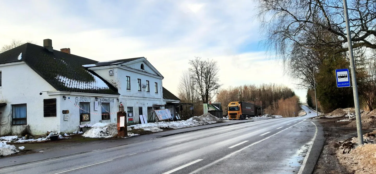 Andrus Olderi kiiksuga tööde näitusesaal on eraomandis kunagine trahterihoone Allikukivil.
