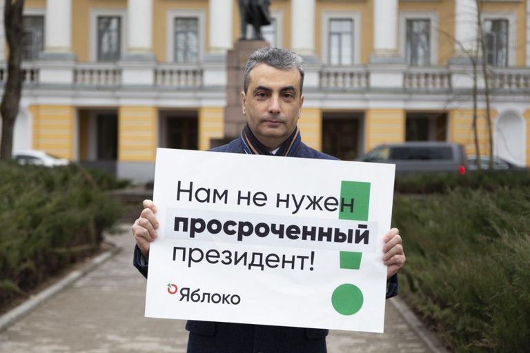 Лев Шлосберг на пикете около правительства Псковской области, 2018 год.