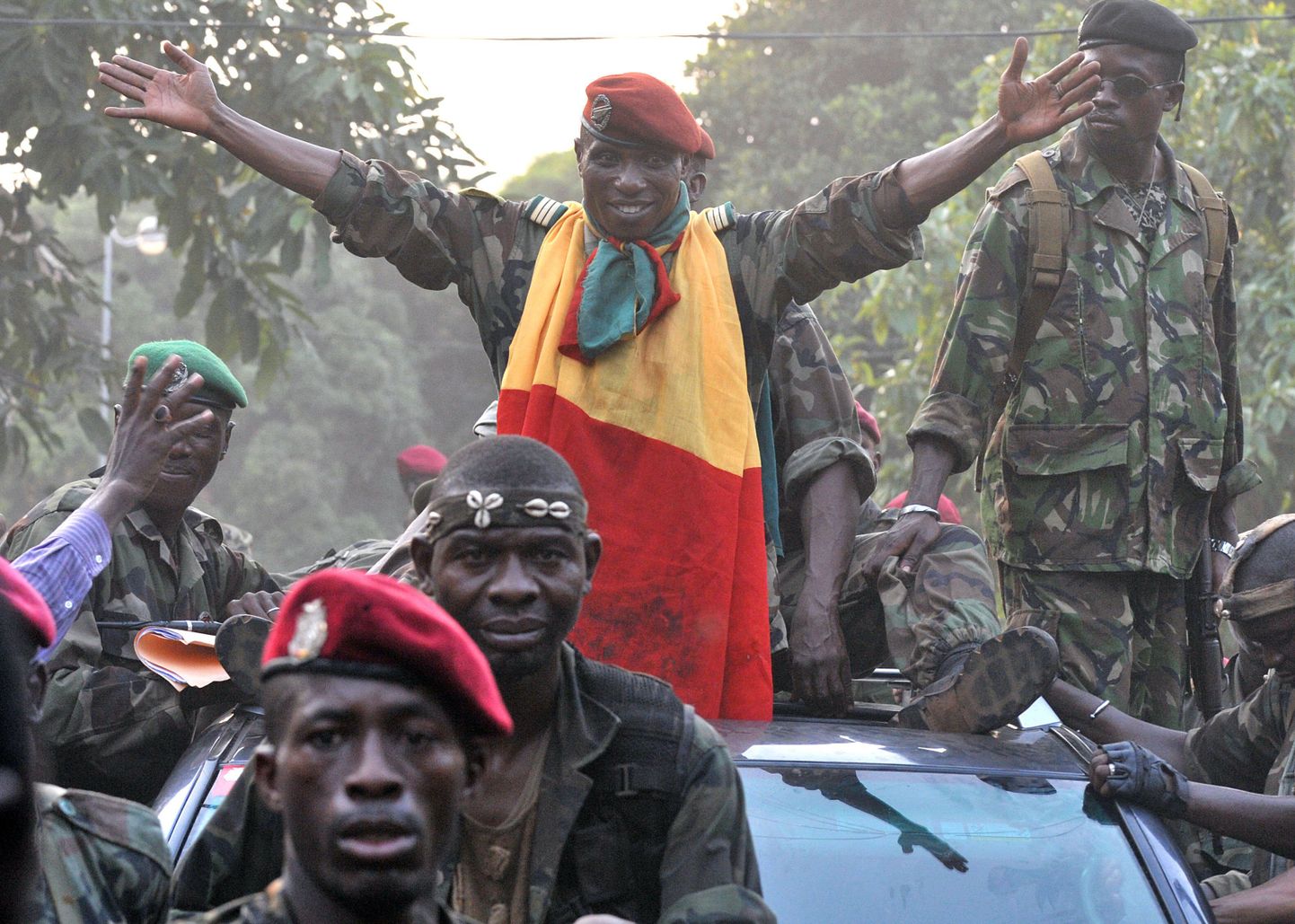 Guinea armee kapten Moussa Dadis Camara tõusis putšistide liidriks ja kuulutas end uueks presidendiks.
