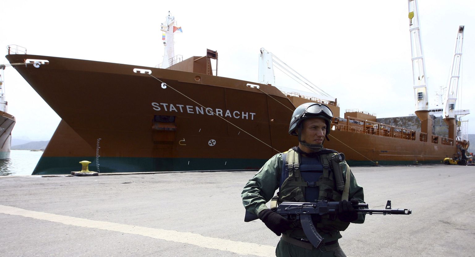 Venezuelan armee sõdur seismas Puerto Cabello sadamas.