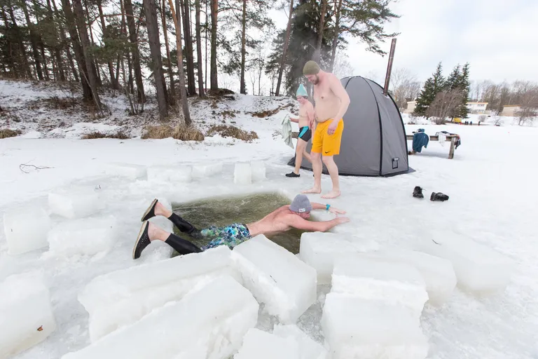 TEISTMOODI JÄÄSUPLUS: Et järgida saunamaratoni reeglit ja end lõuani vette kasta, tuli telksauna juures kas selili või kõhuli heita.