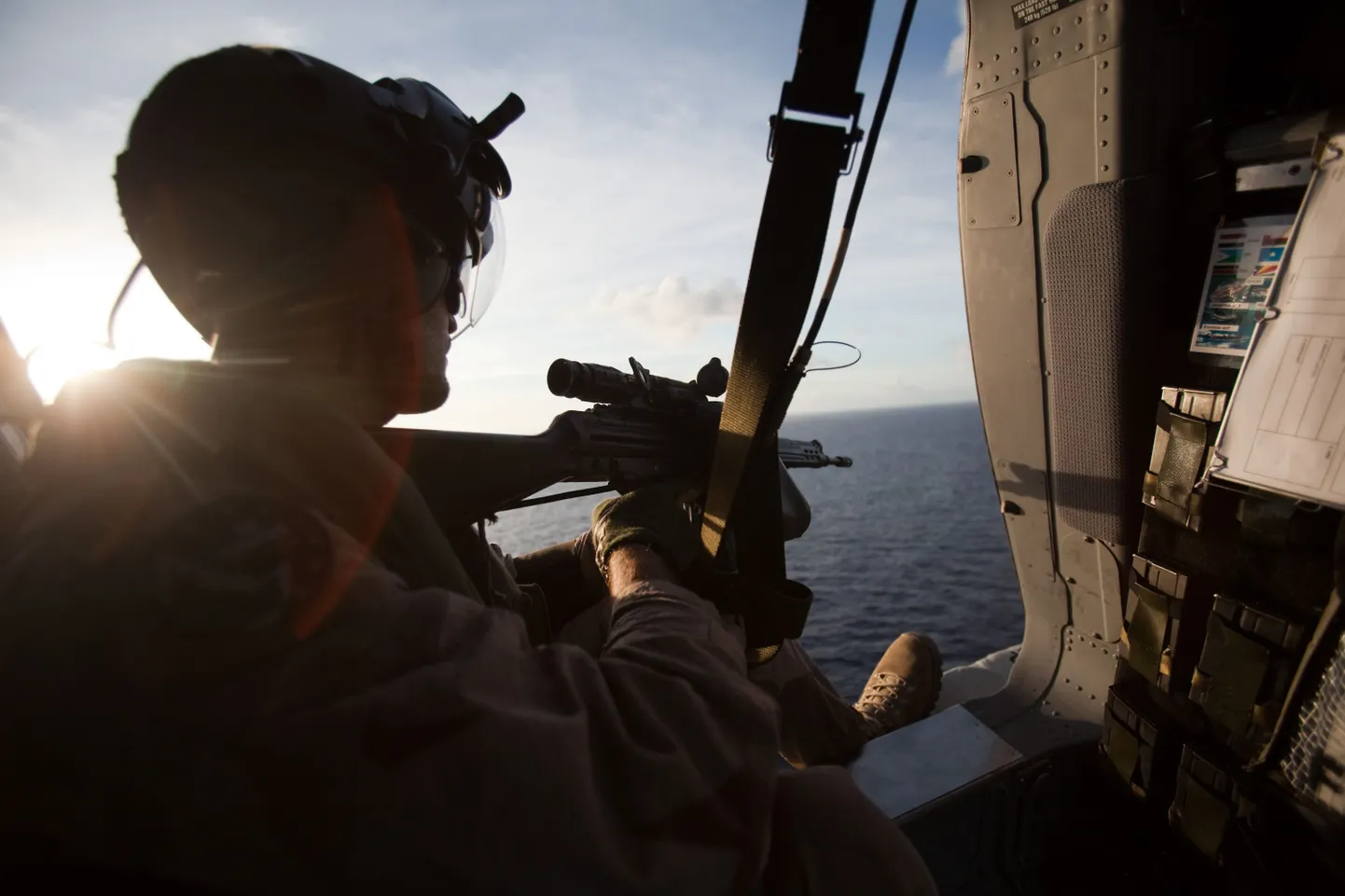 Rootsi sõjaväe snaiper kontrollimas olukorda Somaalia rannikuvetes.
