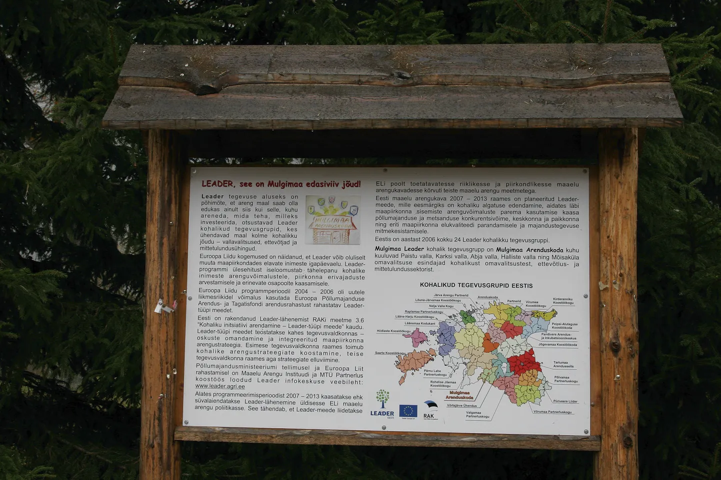 SAKALA01:UUE-KARISTE : VILJANDI, EESTI,23OCT08
Abielupaar jagab end rahvamaja ja talu vahel.Pildil  stend " LEADER, see on Mulgimaa edasiviiv jõud ".
pk/ Foto PEETER KÜMMEL/ SAKALA