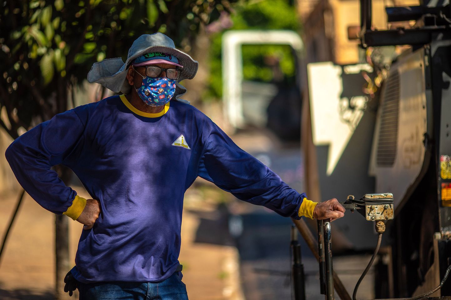 Tööline kannab maski Brasiilias Arapongas, kus on kinnitust saanud 1912 koroonaviiruse nakkust ja 54 surma 7. august 2020.