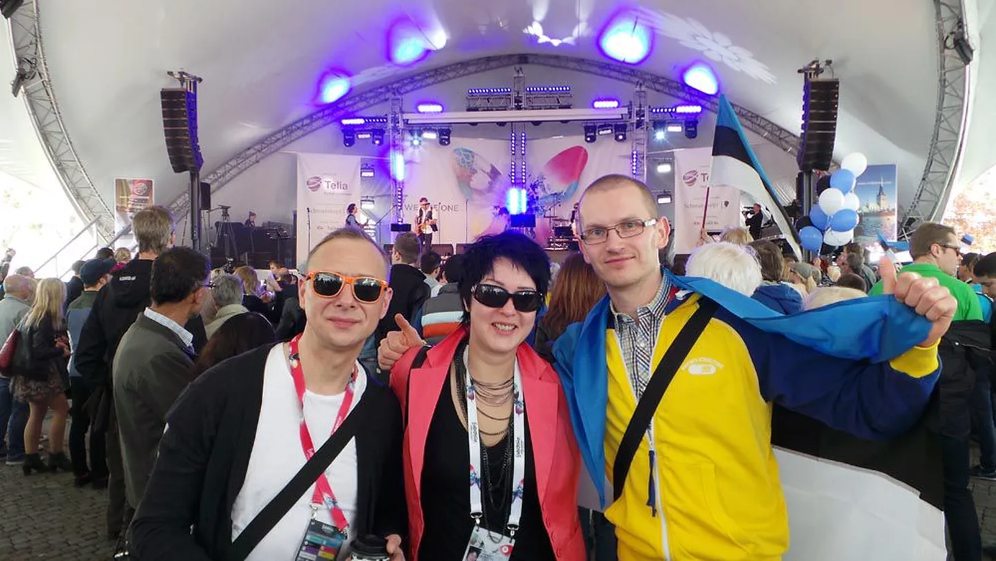 Sinimustvalge on eestlasest linnapeaga Malmö linnapildis tugevalt esindatud. Oma panuse annavad Eesti Eurovisiooni fänniklubi liikmed Ivar Laev (vasakult), Kelly Limonova ja Martin Paberit.