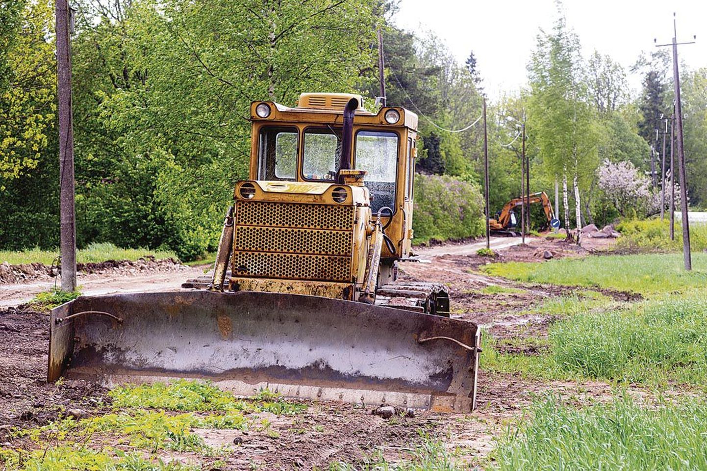 Tihemetsa veemajandusprojekti esimene etapp on Voltveti tee, kus juuni alguseks oli torukaevik kinni lükatud ja savikal pinnasel läikles vihmavesi.