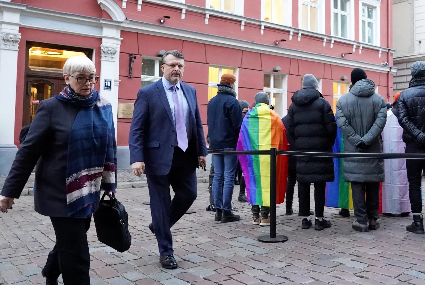 Parempopulistliku erakonna Läti Ennekõike juht Ainārs Šleser möödumas läinud kuul Riias vihakõnevastasel protestil vikerkaarelippudega seisvatest meeleavaldajatest.