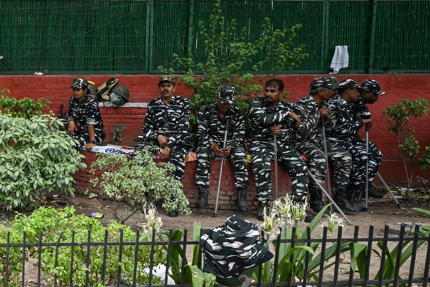 India politseinikud ootasid neljapäeval maadlusliidu juhi Brij Bhushan Sharan Singhi elukoha juures.