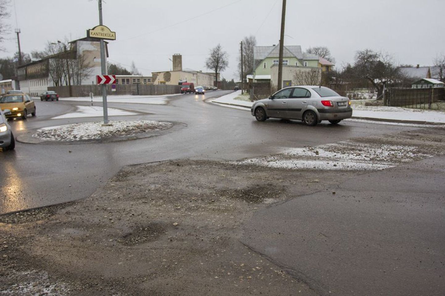 Pärast torutöid oli asfaltkatteta teejupp Riia maantee ja Reinu tee ringristmiku juures väga halvas seisukorras.