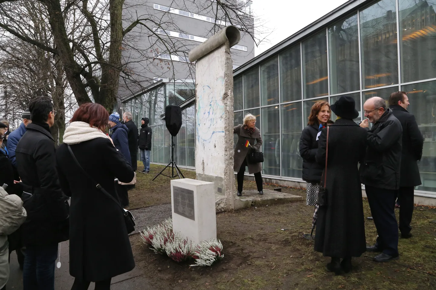 Berliini müüri langemise 25. aastapäeva puhul avati okupatsioonide muuseumi kõrval mälestusmärk – üks osa originaalsest Berliini müürist – 23. element, mis asus Potsdam Platzil.
