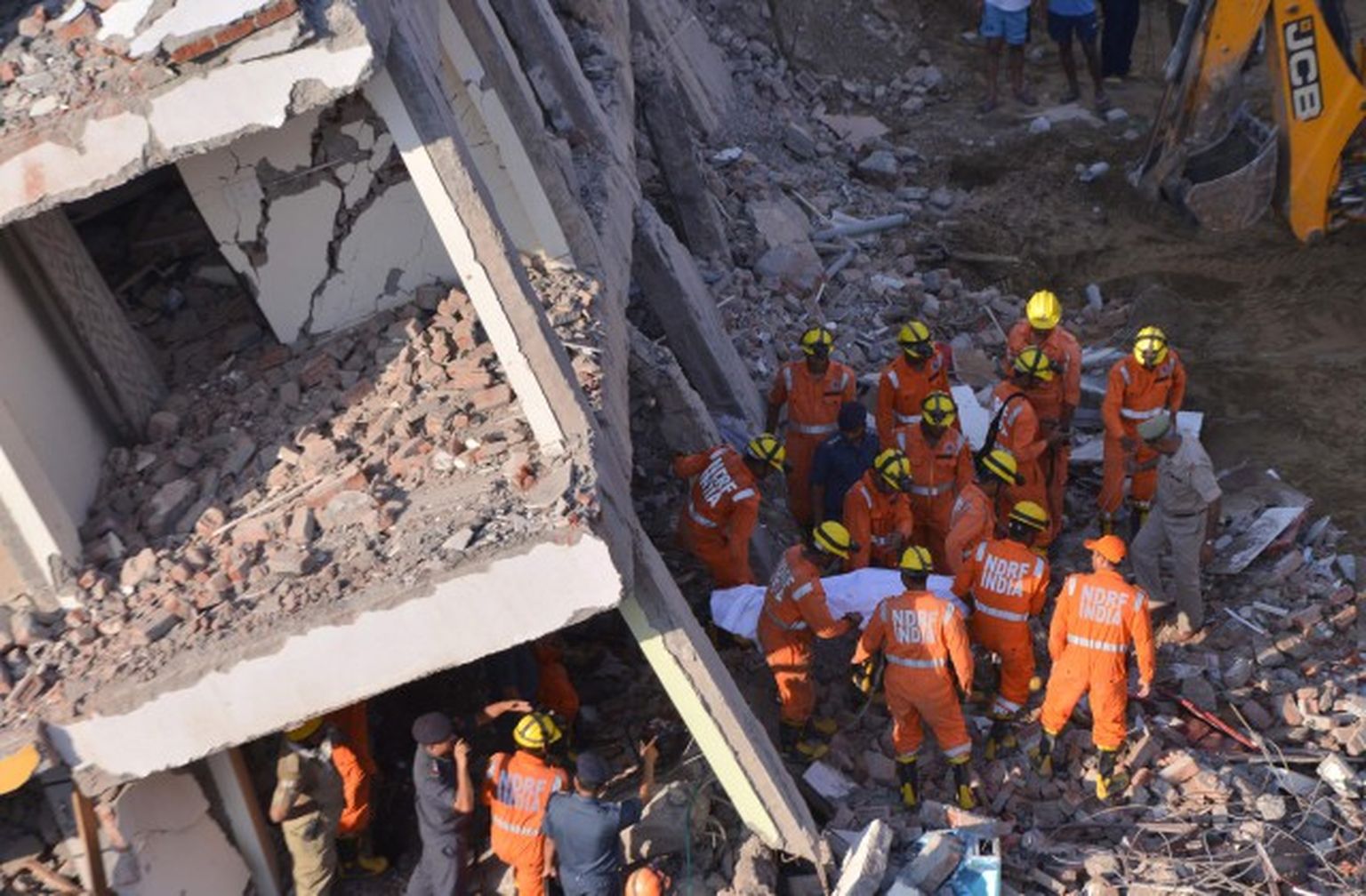 Indijā sabrukusi ēka: miruši vismaz divi cilvēki