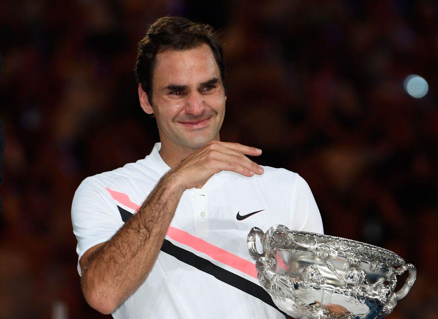 Karjääri kuues Austraalia lahtiste tiitel tõi Roger Federeri silmi pisarad.