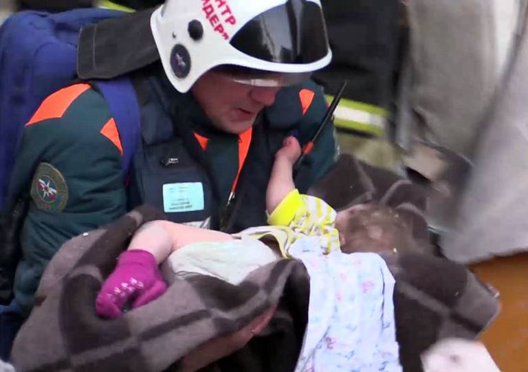 Päästjad tõid Magnitogorskis gaasiplahvatuse järel kokku varisenud kortermaja rusudest elusana välja 11-kuuse Ivani.