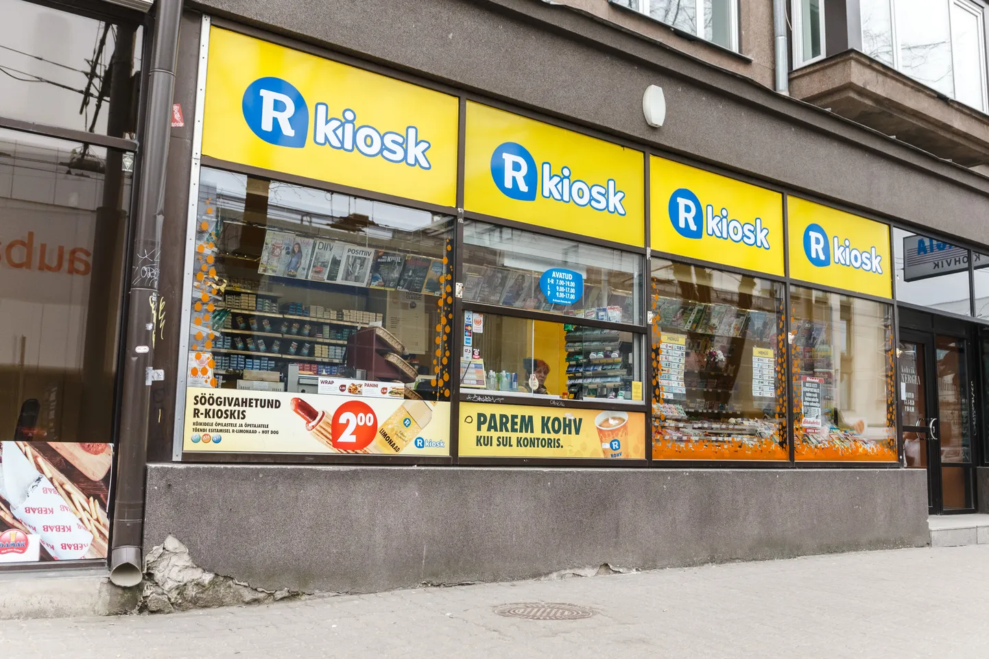 R-Kiosk. Alates 26.mais peab plaastrite ja maskide müüjatel olema kaebuste register, mida terviseamet võib kontrollida.