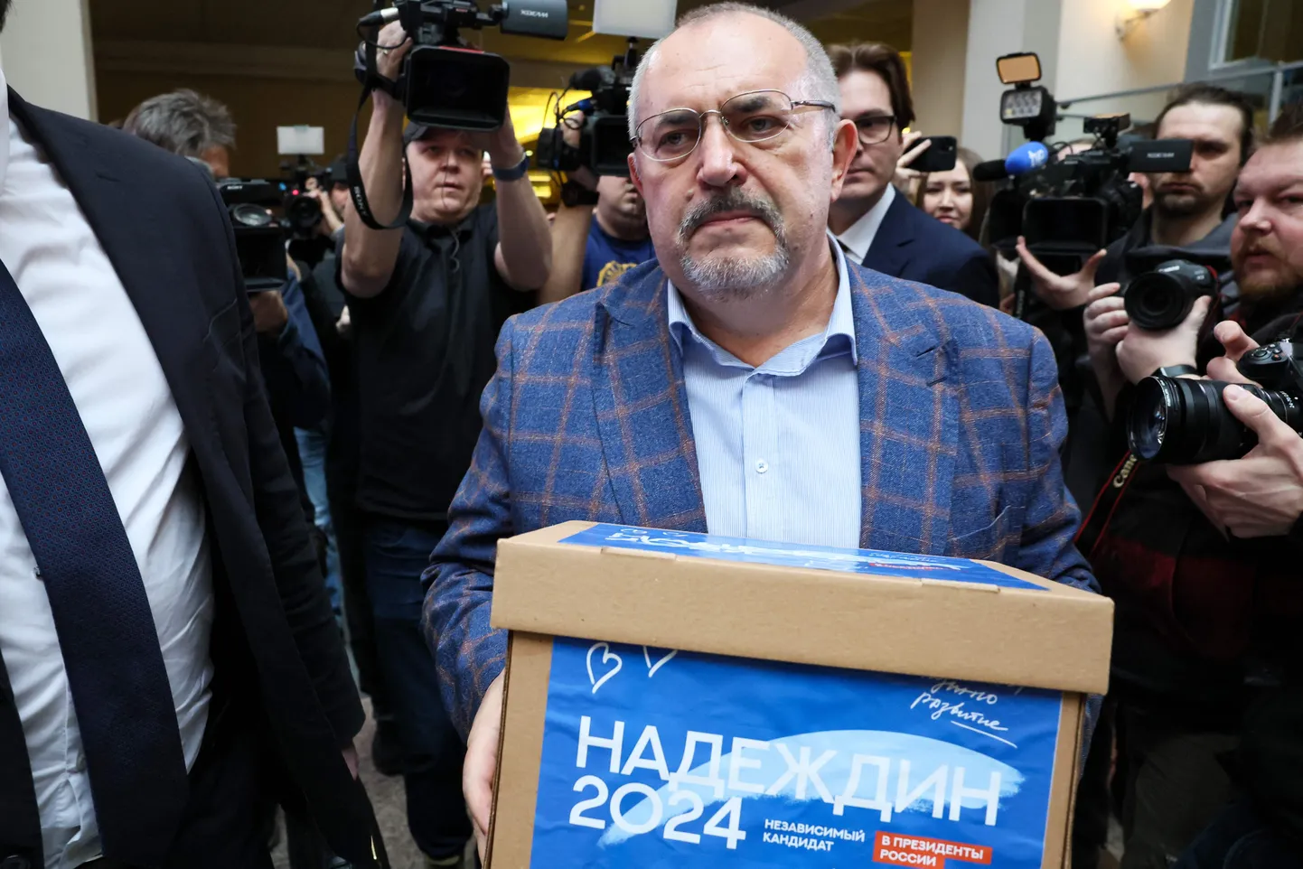Boriss Nadeždin keskvalimiskomisjonile presidendivalimistel osalemiseks vajalikke allkirju esitamas.