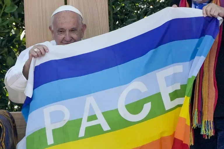 Папа Франциск держал в руках флаг мира во время своего пастырского визита в Верону 18 мая.