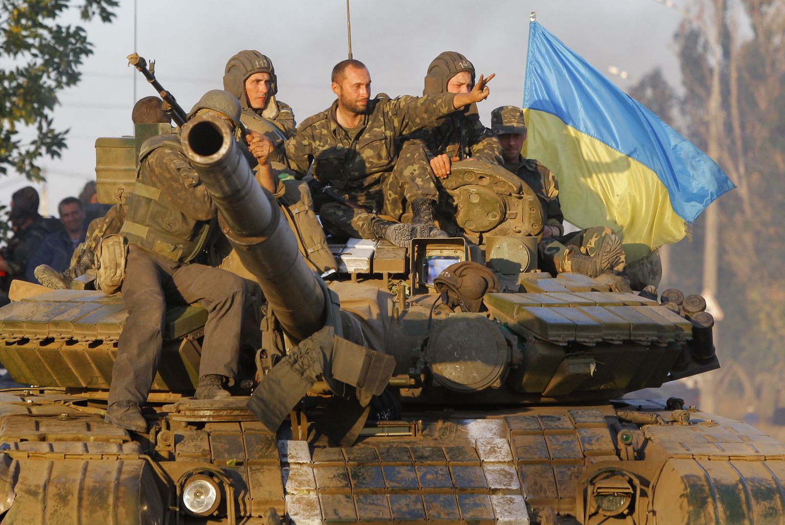 Ukraina sõdurid tanki peal.