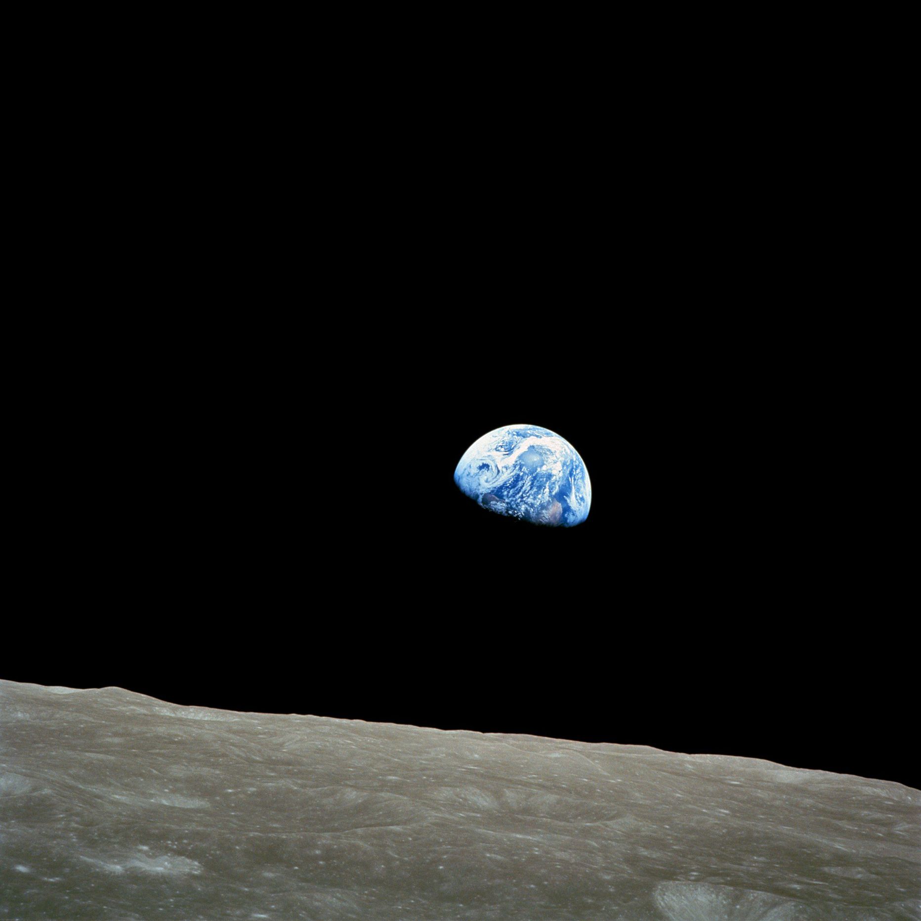 Kauge sinine Maa, mille pildistas Apollo 8 meeskond üles 24. detsembril 1968. aastal. Esiplaanil Kuu.