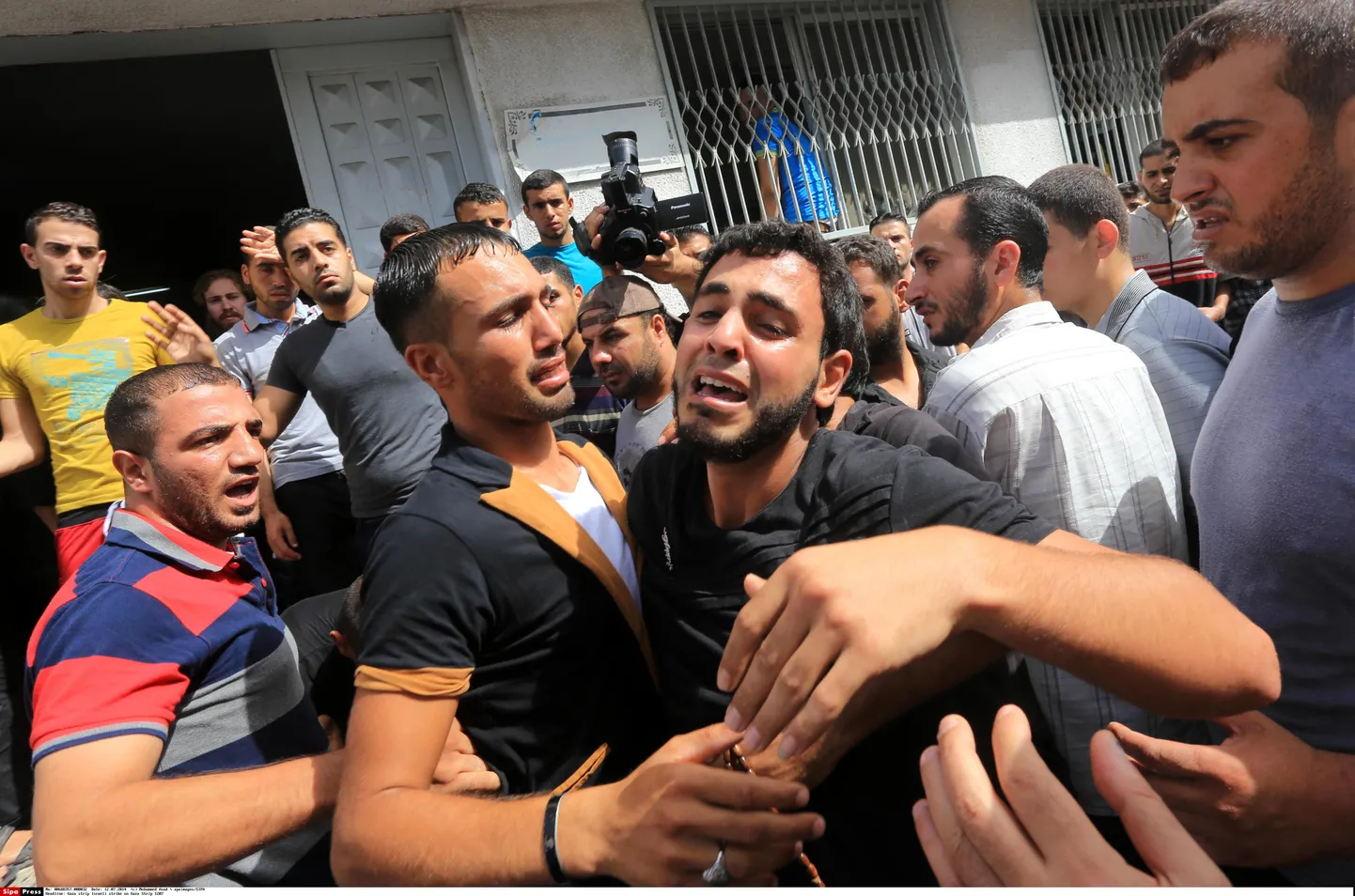 Palestiinlased Gazas Shifa haigla ees.