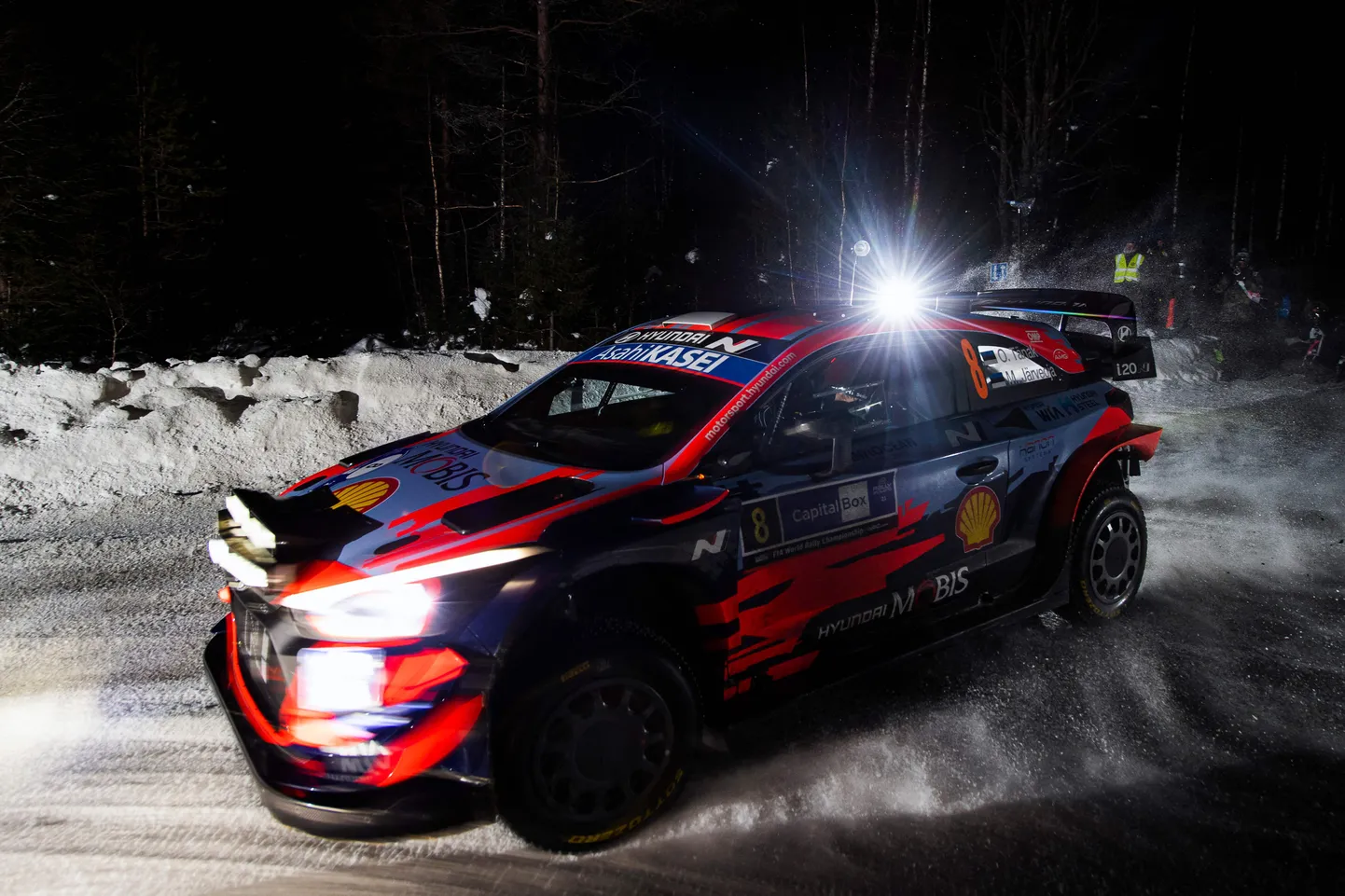 Ott Tänak ja Martin Järveoja külg ees kurvi läbimas.