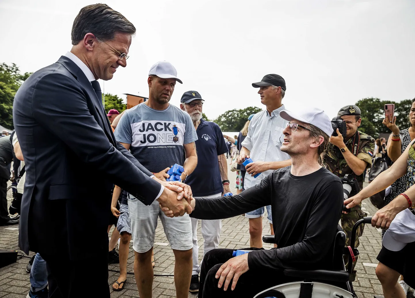 Hollandi peaminister Mark Rutte (vasakul) Bosnia sõjaveteranidega.
