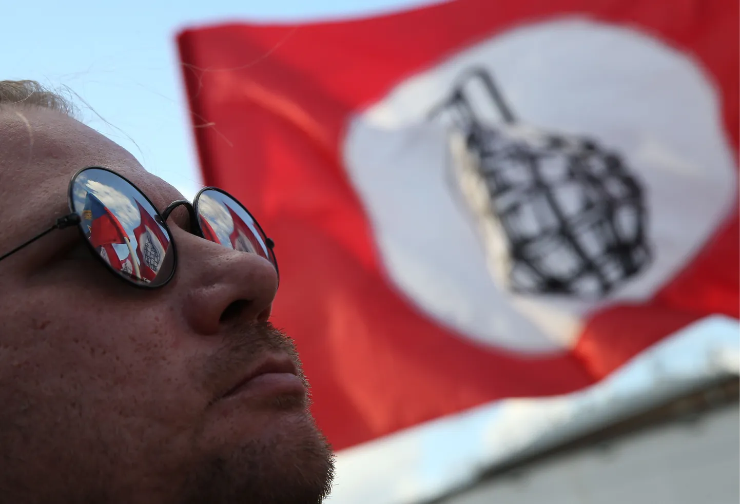 Teise Venemaa partei lipuga meeleavaldaja