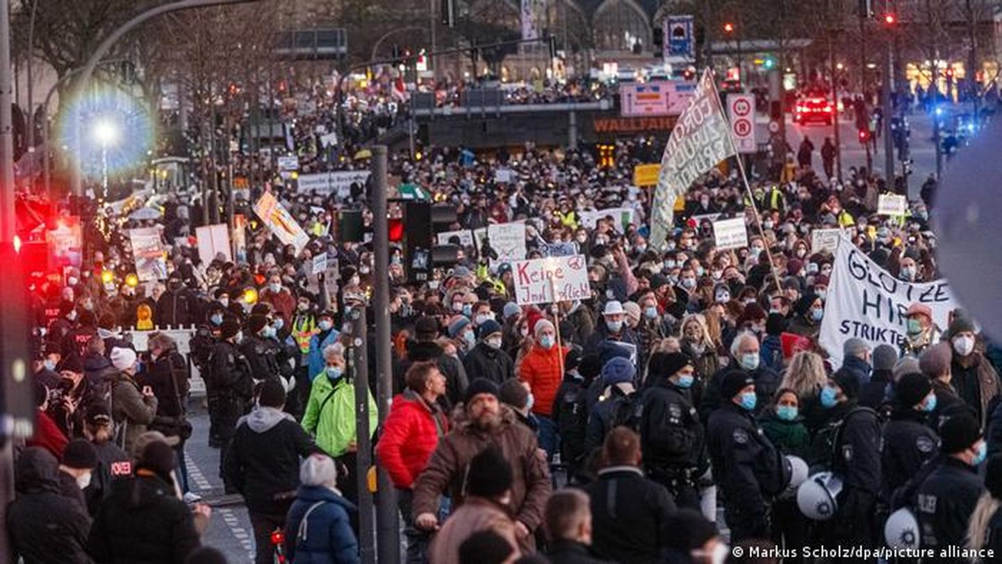 Протест против мер по борьбе с пандемией в Гамбурге