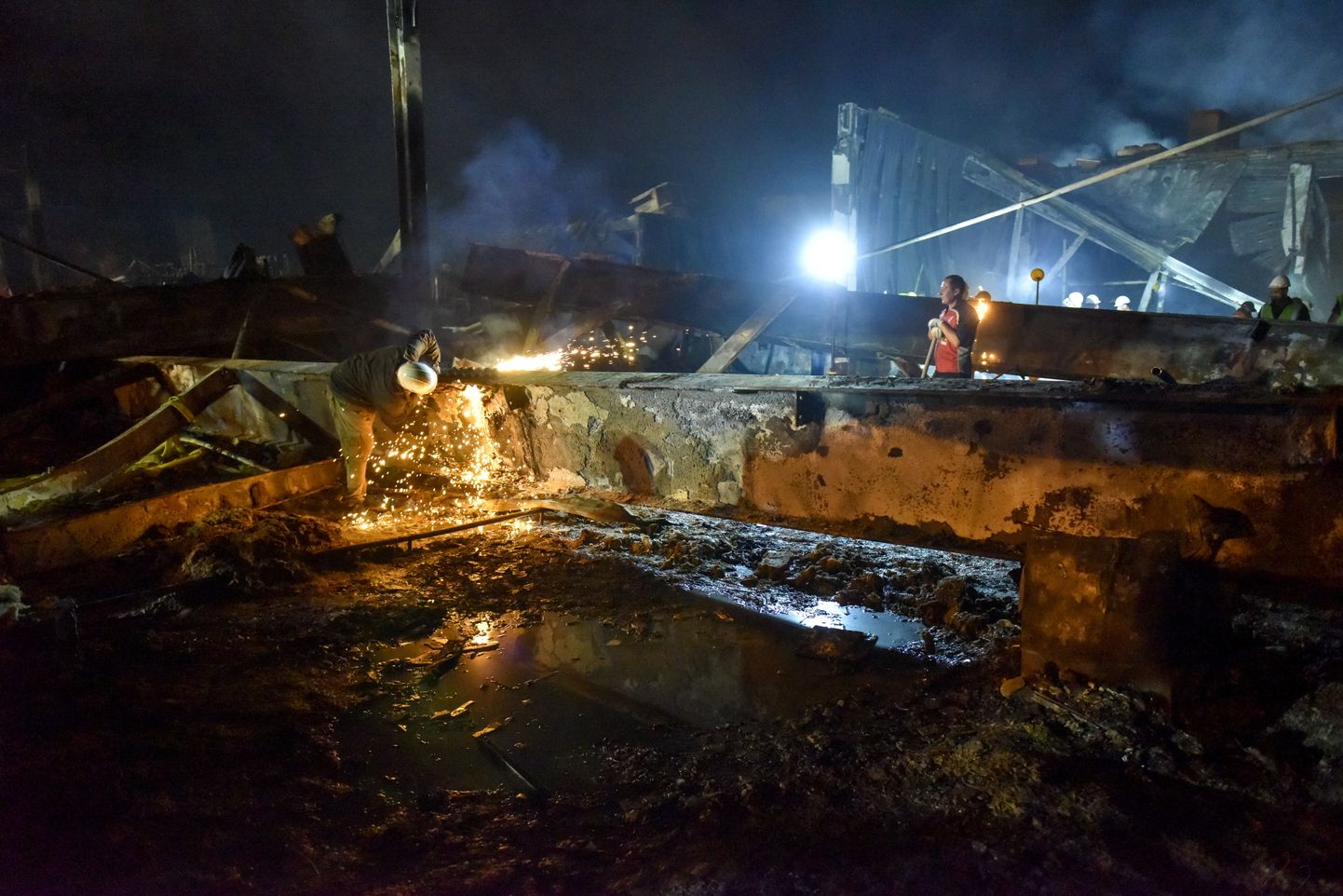 Tuletõrjujad ja päästjad koristavad Krementšukis hävinud Amstori kaubanduskeskuse rususid.