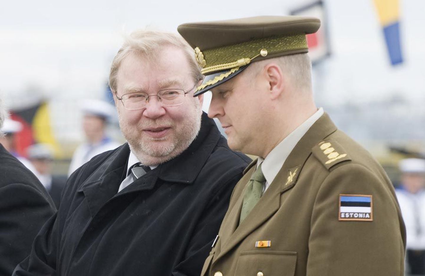 Kaitseminister Mart Laar kiidab Riho Terrast (paremal), kel on ministri kinnitust mööda väga head kaitseväe juhi eeldused.