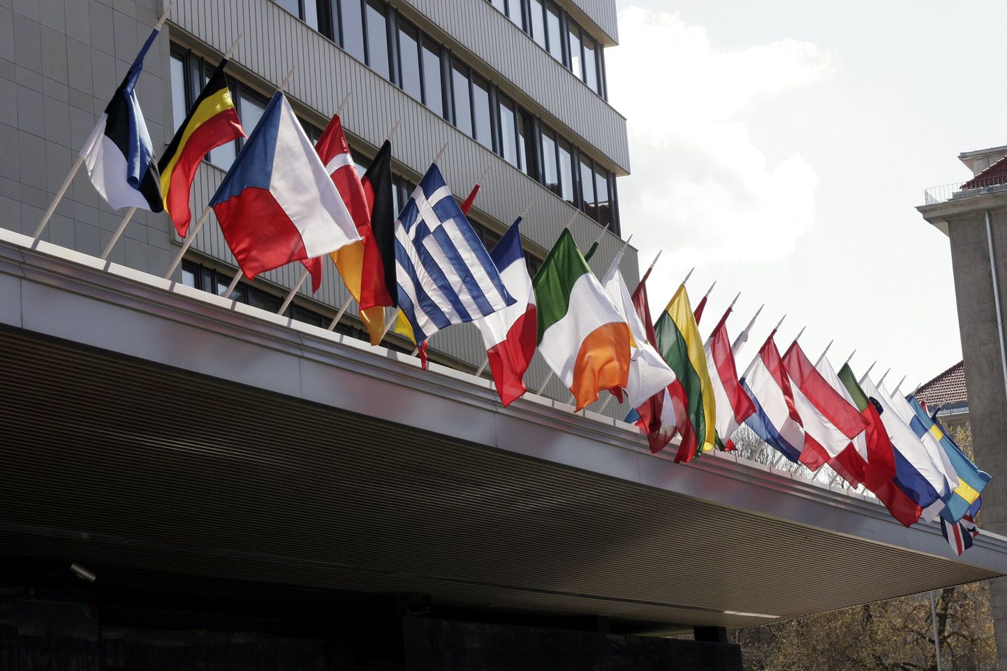 Euroopa riikide lipud välisministeeriumi ees.