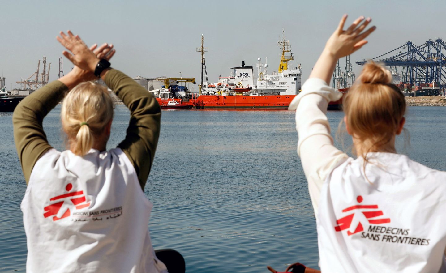 Kaks naist Piirideta Arstide särkides Hispaanias Valencia sadamas, kuhu saabub SOS Mediterranee laev Aquarius 2018. aasta juunis.