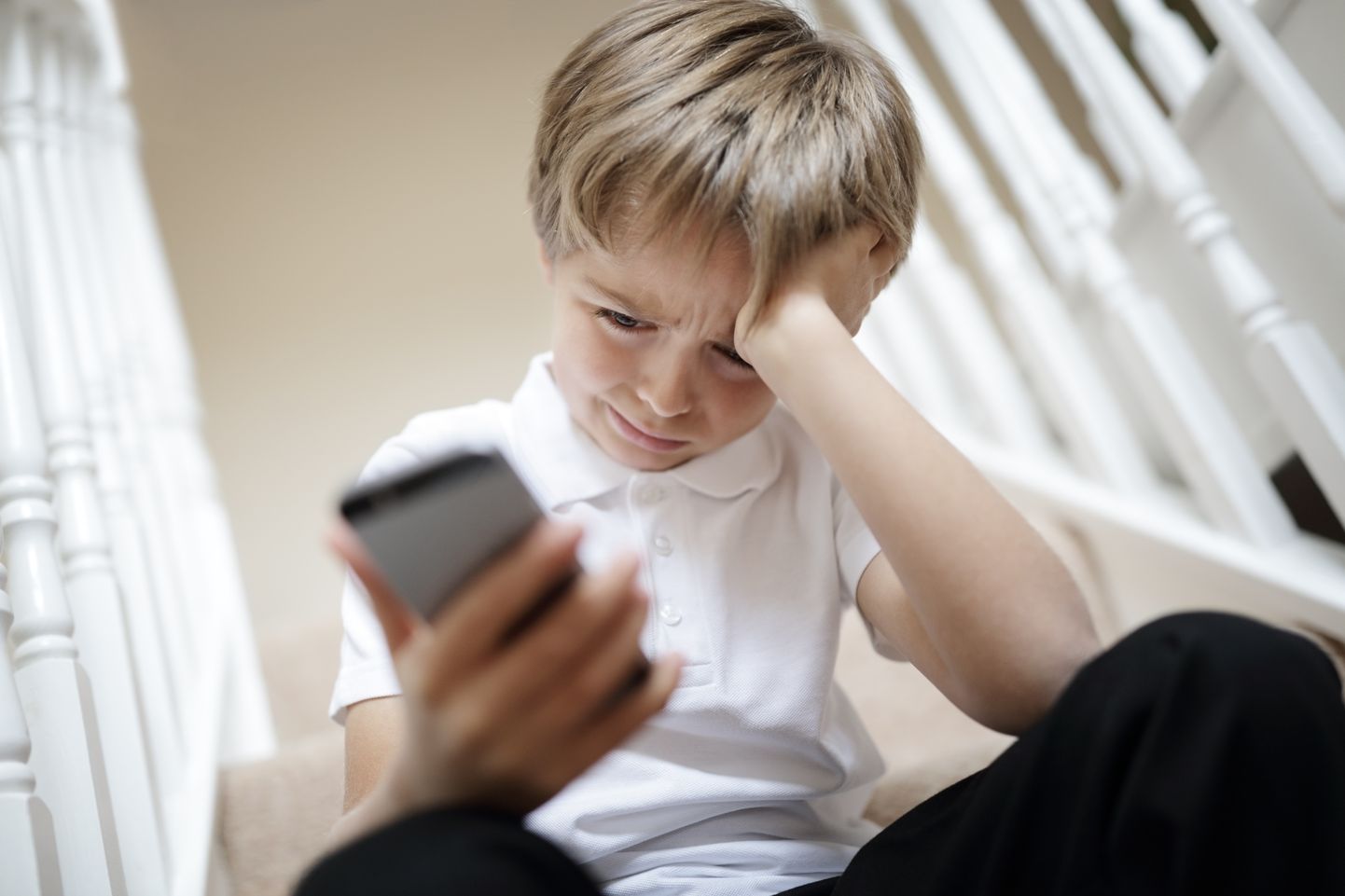 Nutiseadmed võivad hakata nii lapse kui täiskasvanu elu dikteerima. Uuringutes on lapsed öelnud, et vanematega suhtlemine on häiritud, sest lapsevanem on hõivatud telefoniga.