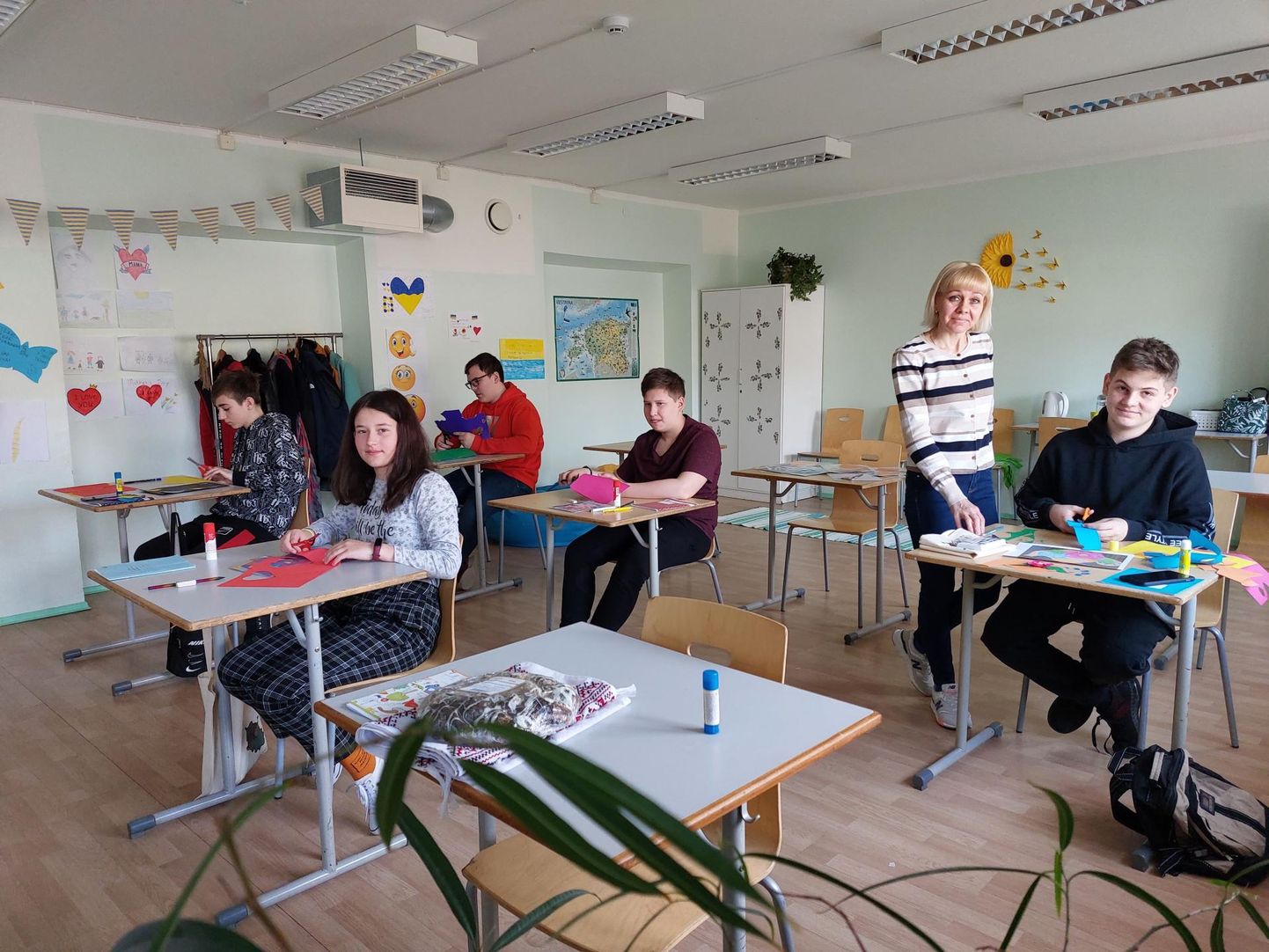 Õpetaja Olena õpetab lapsi Ukraina õppeprogrammi järgi. Lisaks õpitakse eesti keelt.