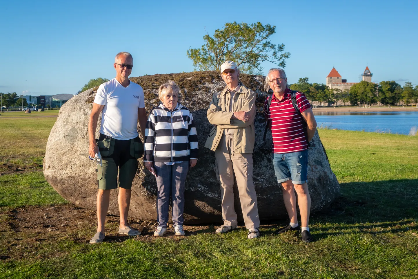 SIIA PIDANUKS TULEMA MÄLESTUSMÄRK: (Vasakult) Mart Maastik, Astrid Sepp, Rein Sepp ja Tõnis Kipper Kuressares Raiekivi säärele paigutatud monumendi aluskivi juures.