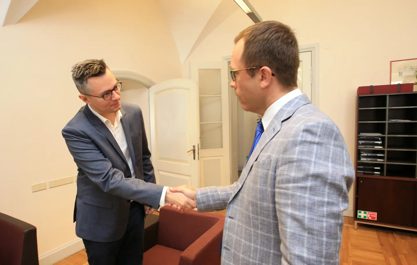 Tartu linnapea Urmas Klaas ütleb tere tänaõhtusele orelimängijale ja barokkoreli eksperdile Krzysztof Urbaniakile, kelle kontsert avab Poola kultuuri päevad Tartus.